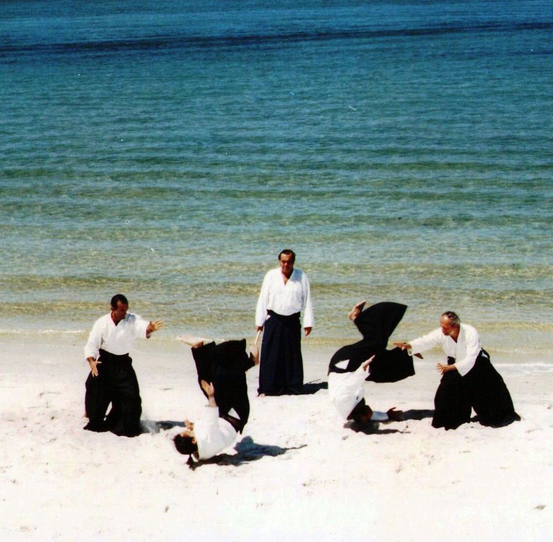 Demonstração de Aikido na praia